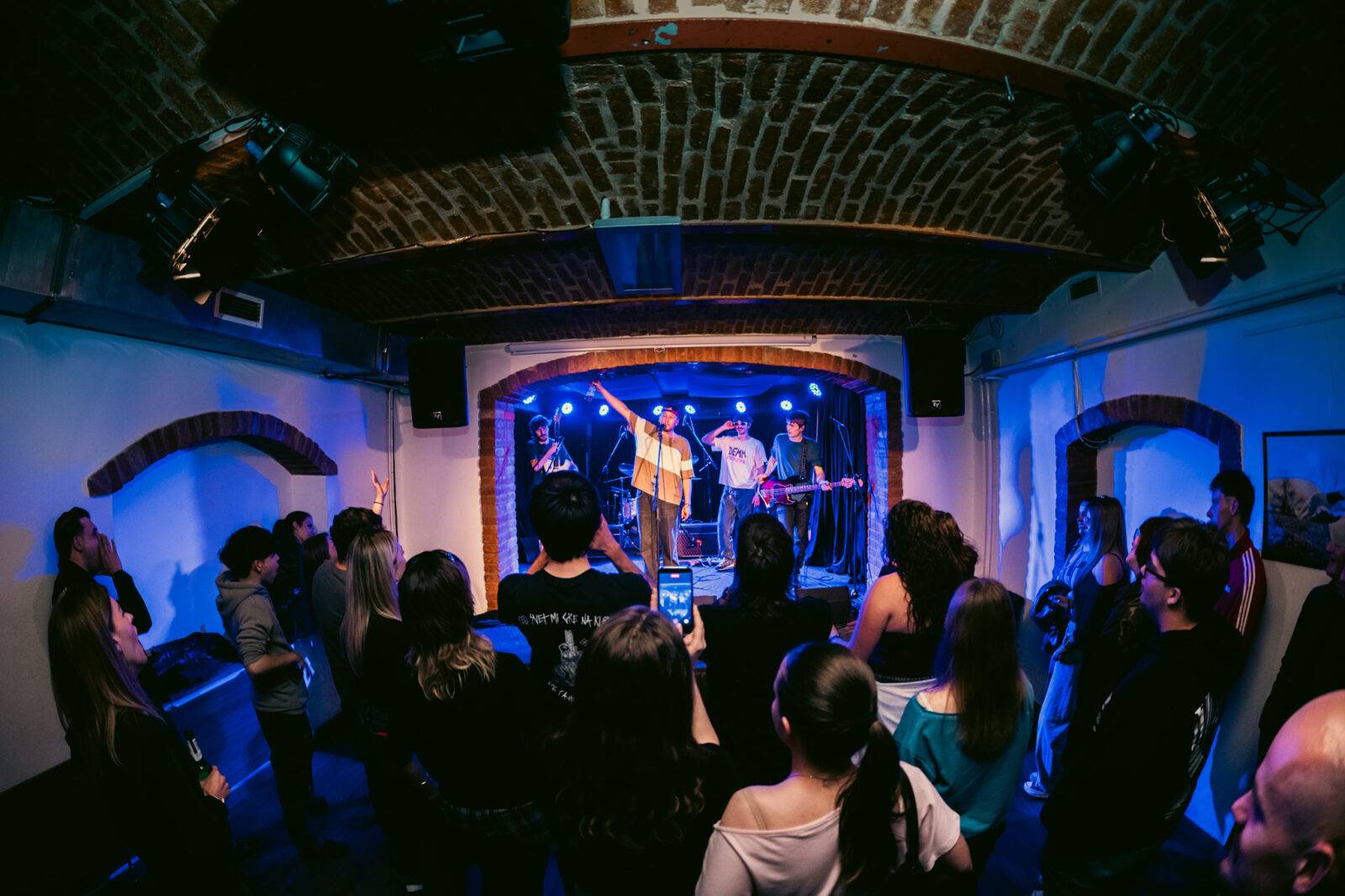Skupina DEMM je predstavila skladbe s sveže izdanega albuma Brez enega hita.